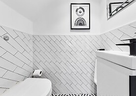 Spacious 4BR Home in Brentford, Free Parking