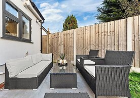 Spacious 4BR Home in Brentford, Free Parking