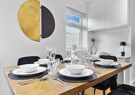 Spacious 4BR Home in Brentford, Free Parking