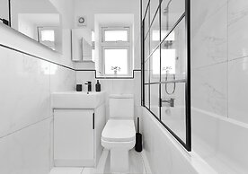 Spacious 4BR Home in Brentford, Free Parking