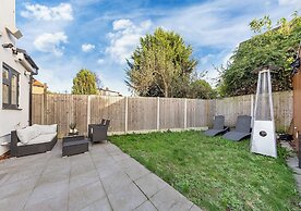 Spacious 4BR Home in Brentford, Free Parking