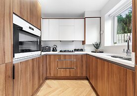 Spacious 4BR Home in Brentford, Free Parking