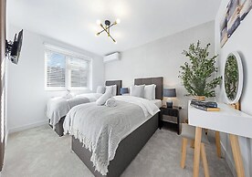 Spacious 4BR Home in Brentford, Free Parking