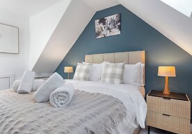 Spacious 4BR Home in Brentford, Free Parking