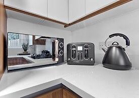 Spacious 4BR Home in Brentford, Free Parking