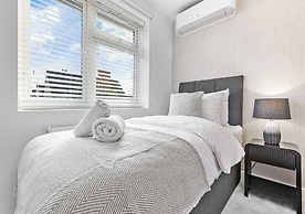 Spacious 4BR Home in Brentford, Free Parking