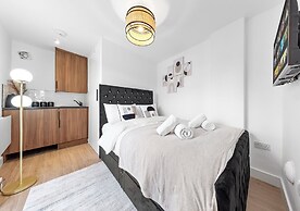 Spacious 4BR Home in Brentford, Free Parking