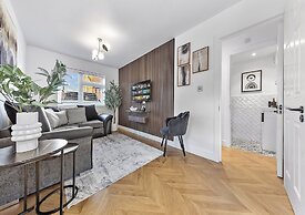 Spacious 4BR Home in Brentford, Free Parking