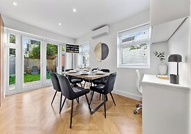 Spacious 4BR Home in Brentford, Free Parking