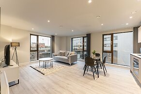 Luxury 2-bedroom Apartment in St Martin s Place BMH