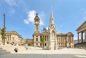 Luxury 2-bedroom Apartment in St Martin s Place BMH