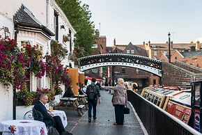 Luxury 2-bedroom Apartment in St Martin s Place BMH