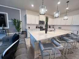 Upstay 20 Guest Capacity Mansion Near Disney