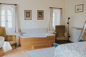 Lyon Country House - Tour de Garde