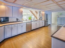 Lakehouse w Private Beach Bar Lg Deck Dock