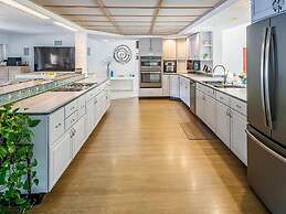 Lakehouse w Private Beach Bar Lg Deck Dock