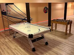 Mansion w 10 Bedrooms Pool and Theater