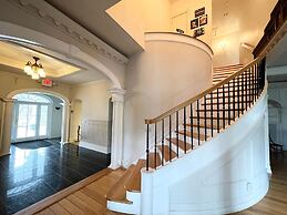 Mansion w 10 Bedrooms Pool and Theater