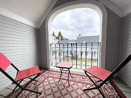 Mansion w 10 Bedrooms Pool and Theater