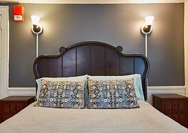 Home Near Hiking Biking w Hottub 6 Bedrooms