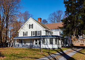 Home Near Hiking Biking w Hottub 6 Bedrooms