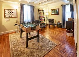 Home Near Hiking Biking w Hottub 6 Bedrooms