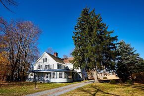 Home Near Hiking Biking w Hottub 6 Bedrooms