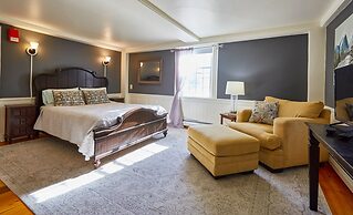 Home Near Hiking Biking w Hottub 6 Bedrooms