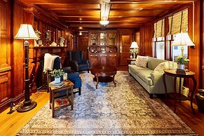 Home Near Hiking Biking w Hottub 6 Bedrooms