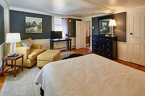 Home Near Hiking Biking w Hottub 6 Bedrooms