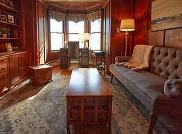 Home Near Hiking Biking w Hottub 6 Bedrooms