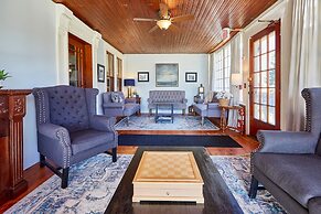 Home Near Hiking Biking w Hottub 6 Bedrooms