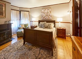 Home Near Hiking Biking w Hottub 6 Bedrooms