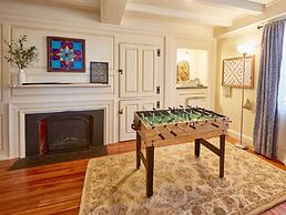 Home Near Hiking Biking w Hottub 6 Bedrooms