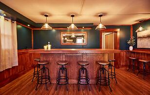 Home Near Hiking Biking w Hottub 6 Bedrooms