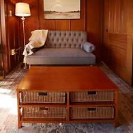 Home Near Hiking Biking w Hottub 6 Bedrooms