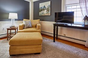 Home Near Hiking Biking w Hottub 6 Bedrooms