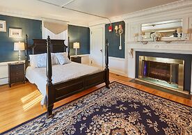 Home Near Hiking Biking w Hottub 6 Bedrooms