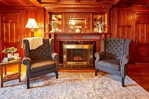 Home Near Hiking Biking w Hottub 6 Bedrooms