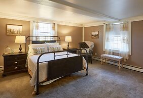 Home Near Hiking Biking w Hottub 6 Bedrooms