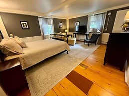 Home Near Hiking Biking w Hottub 6 Bedrooms