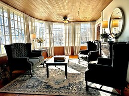 Home Near Hiking Biking w Hottub 6 Bedrooms