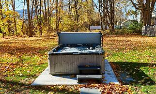 Home Near Hiking Biking w Hottub 6 Bedrooms