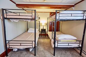 Home Near Hiking Biking w Hottub 6 Bedrooms