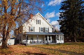 Home Near Hiking Biking w Hottub 6 Bedrooms