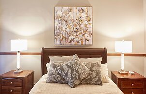 Home Near Hiking Biking w Hottub 6 Bedrooms