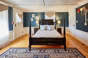 Home Near Hiking Biking w Hottub 6 Bedrooms