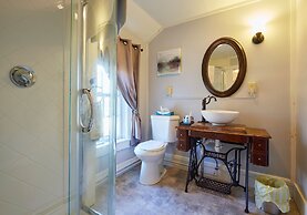 Home Near Hiking Biking w Hottub 6 Bedrooms