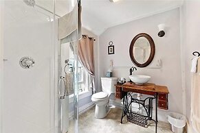 Home Near Hiking Biking w Hottub 6 Bedrooms