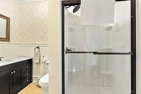 Home Near Hiking Biking w Hottub 6 Bedrooms